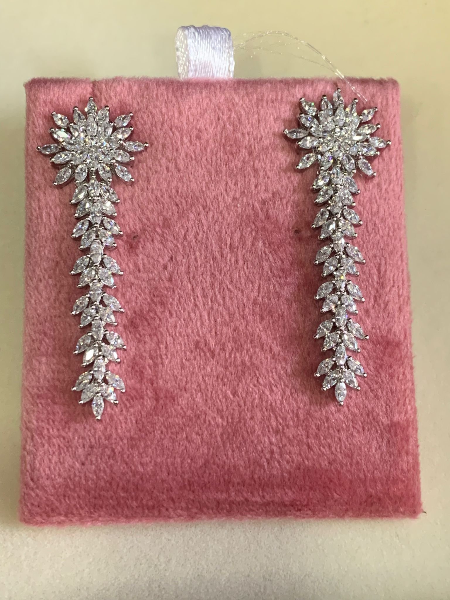 Orecchini Floreali Pendenti con Zirconi – Colore Argento