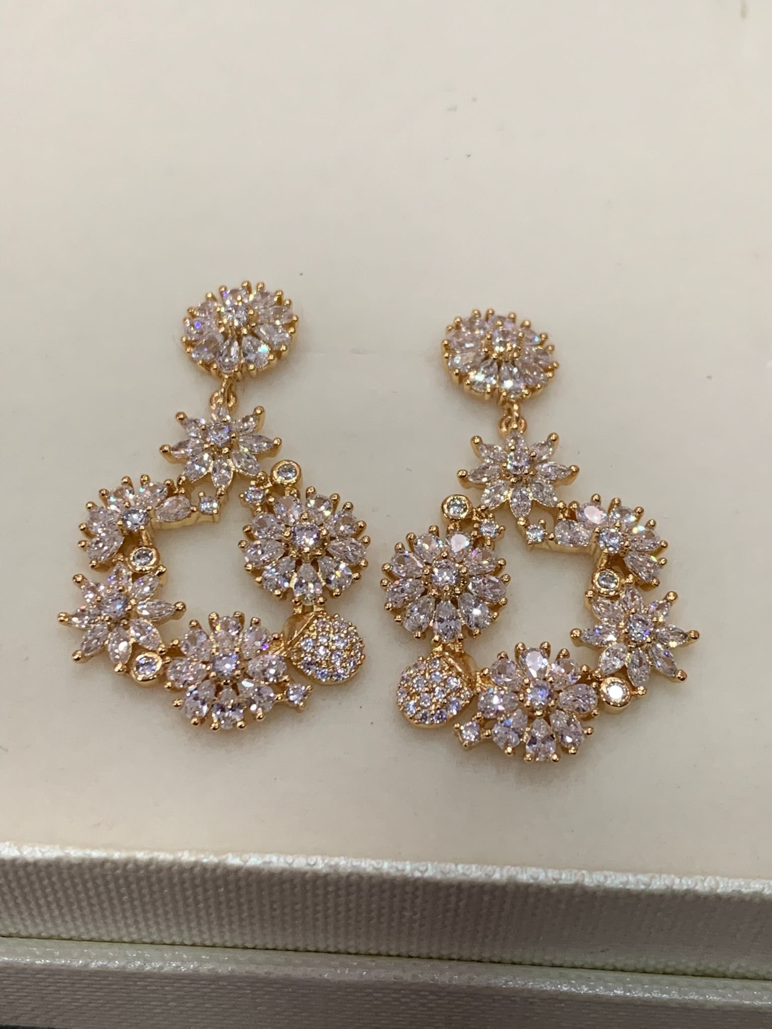 Orecchini Circolari con Zirconi Bianchi – Alta Bigiotteria Italiana