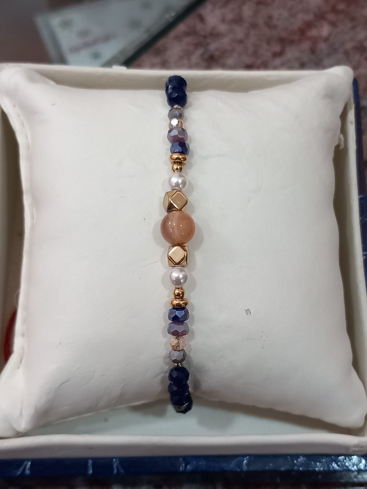 Bracciale in Acciaio con Pietre Blu e Oro – Eleganza Contemporanea