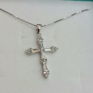 Collana con croce in argento 925 e zirconi bianchi