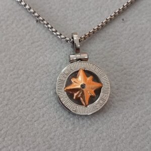 Collana da uomo in acciaio con rosa dei venti bicolore