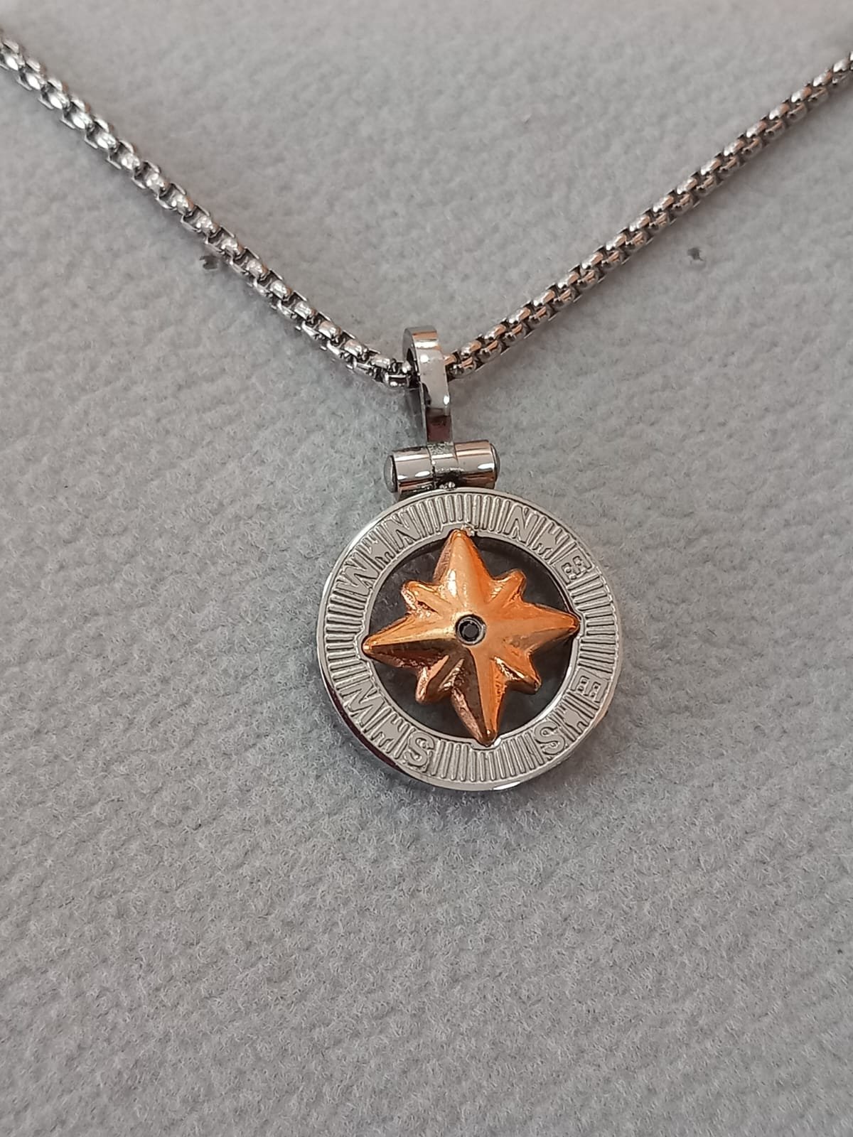 Collana da uomo in acciaio con rosa dei venti bicolore