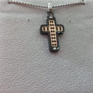 Croce uomo in acciaio – Dettagli neri e inserto dorato