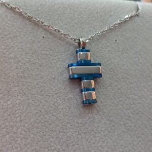 Collana con croce in acciaio – Dettagli blu metallizzato