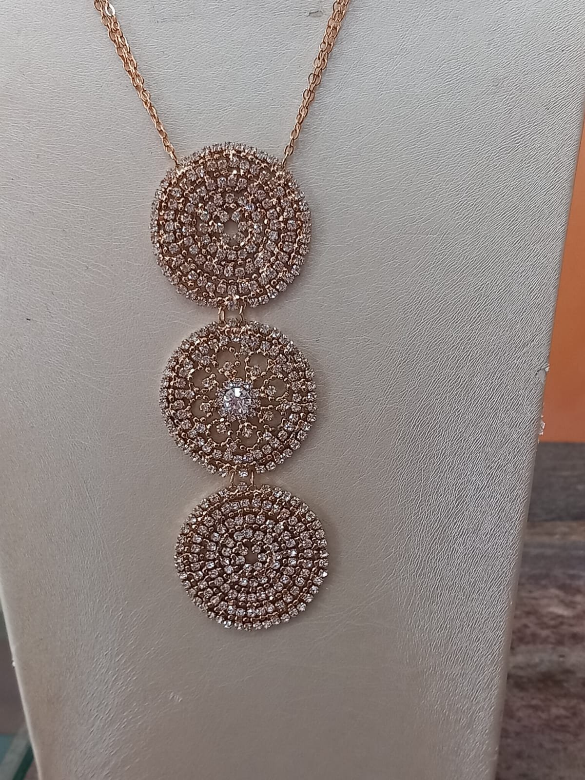 Laccio lungo in alta bigiotteria italiana color oro con pendente a tre cerchi