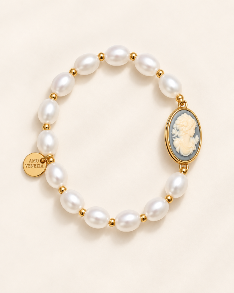 Bracciale con Elementi Perlati e Motivo Cammeo Color Oro