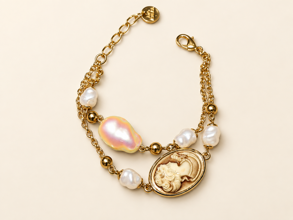 Bracciale Multifilo Color Oro con Cammeo e Perle
