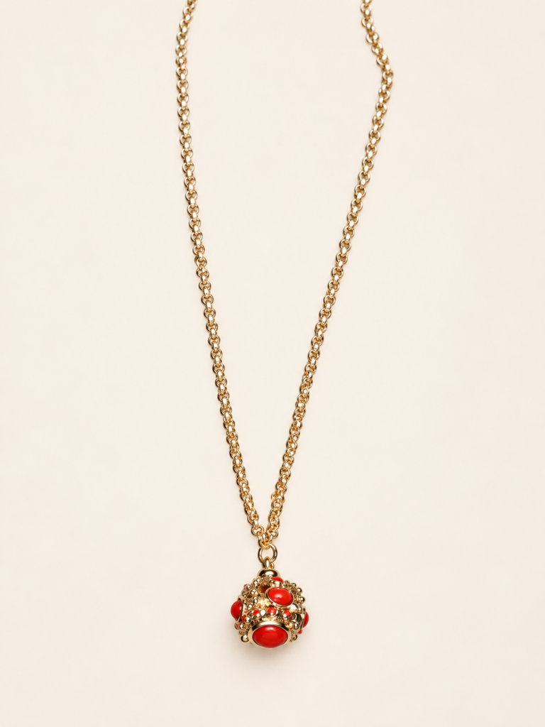 Collana Color Oro con Pendente Decorato, Perle e Dettagli Rossi