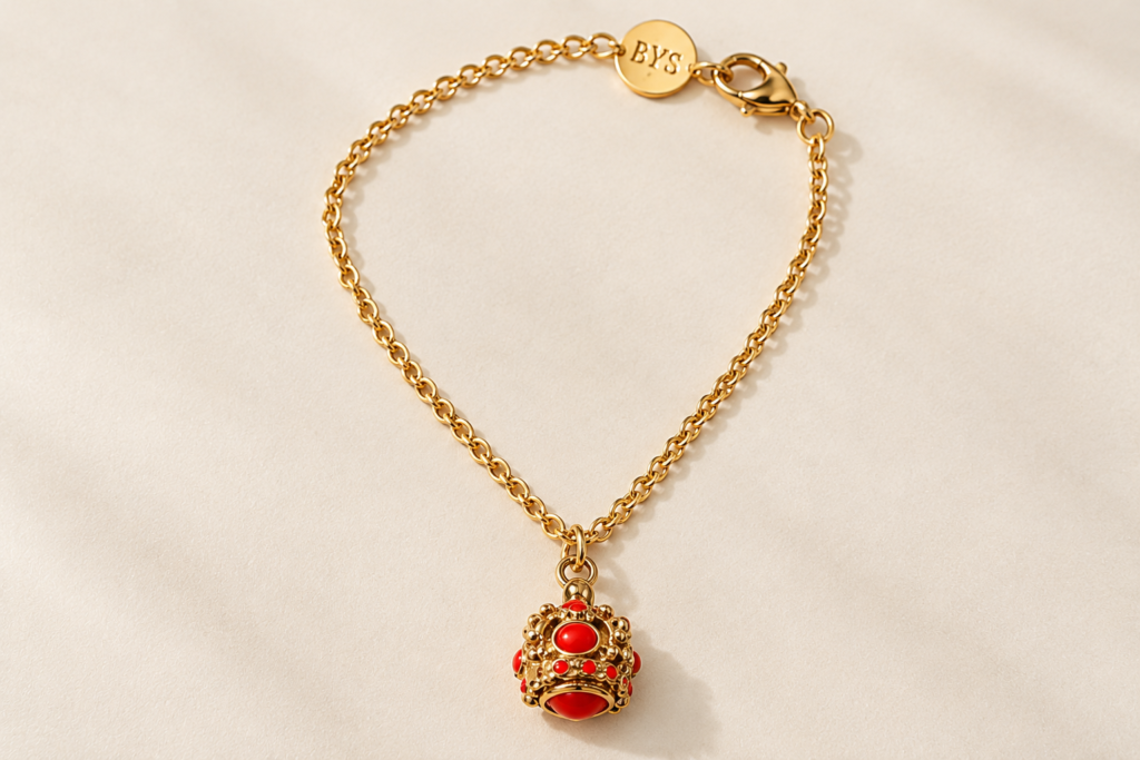 Bracciale con Ciondolo Ornato e Dettagli Rossi