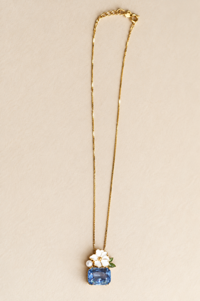 Collana con Fiore Bianco e Pietra Azzurra Sfaccettata