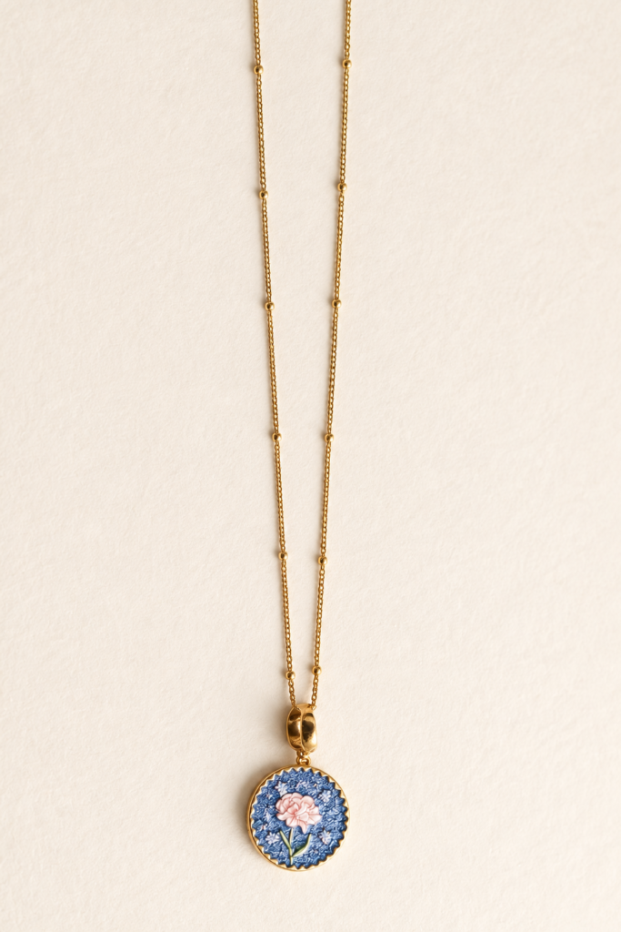 Collana Color Oro con Medaglione Floreale Blu e Rosa