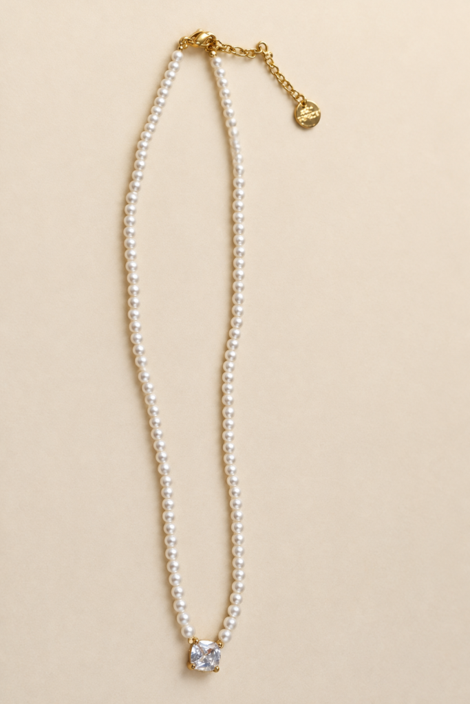 Collana di Perle con Zircone Centrale e Dettagli Color Oro