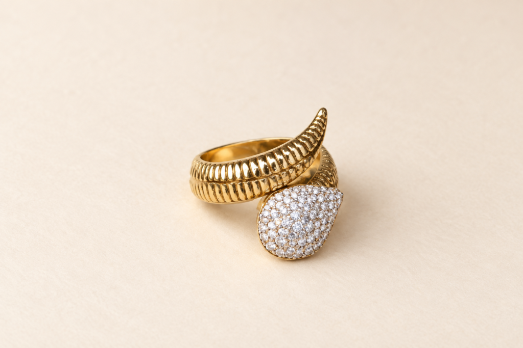 Anello Color Oro con Goccia Pavé e Motivo Avvolgente