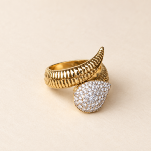 Anello Color Oro con Goccia Pavé e Motivo Avvolgente