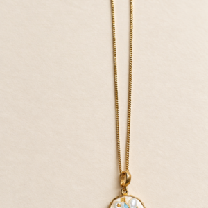 Collana con Medaglione Bianco e Decoro Floreale Azzurro