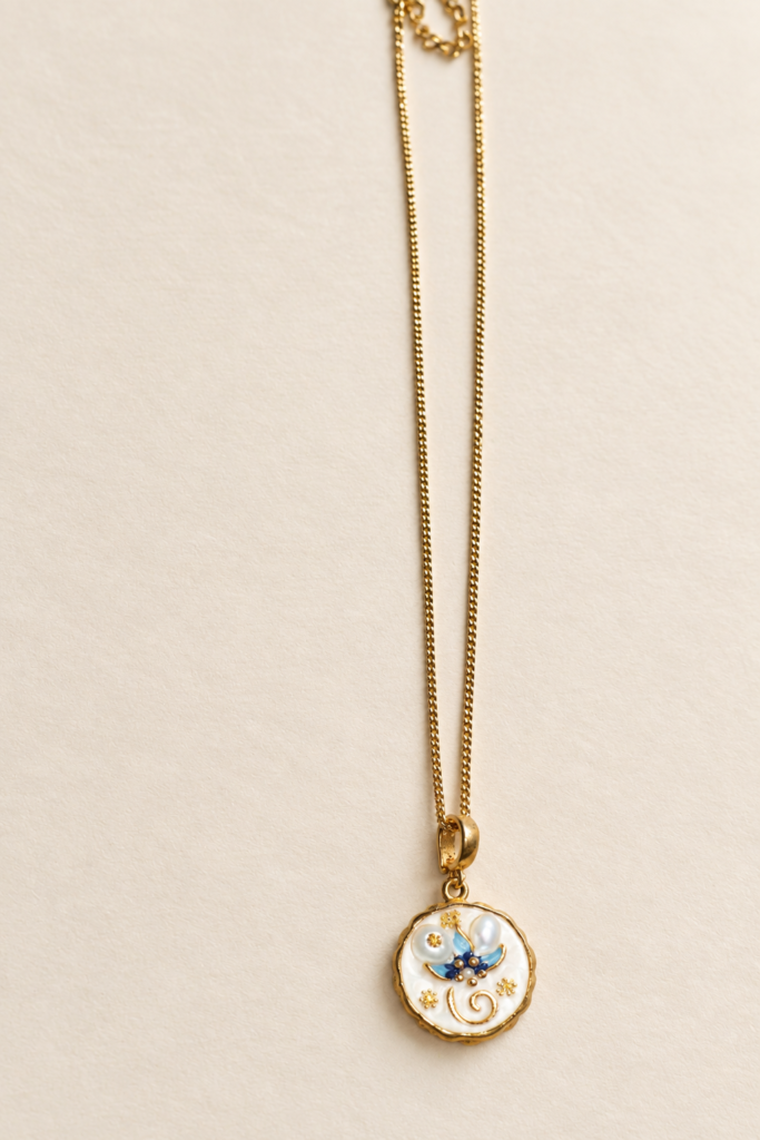 Collana con Medaglione Bianco e Decoro Floreale Azzurro